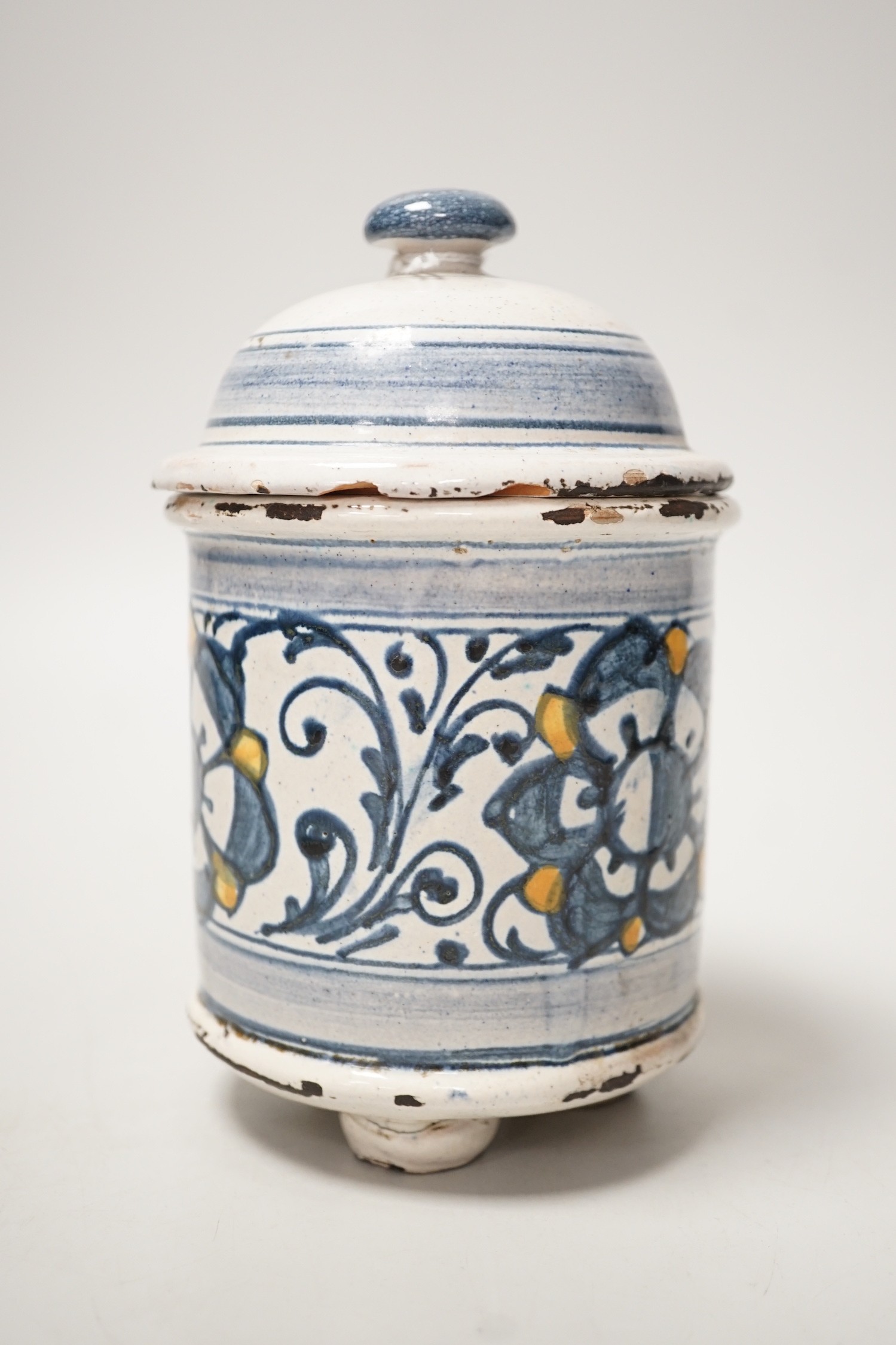 A maiolica ‘Origano’ pot and cover. 16.5cm tall
